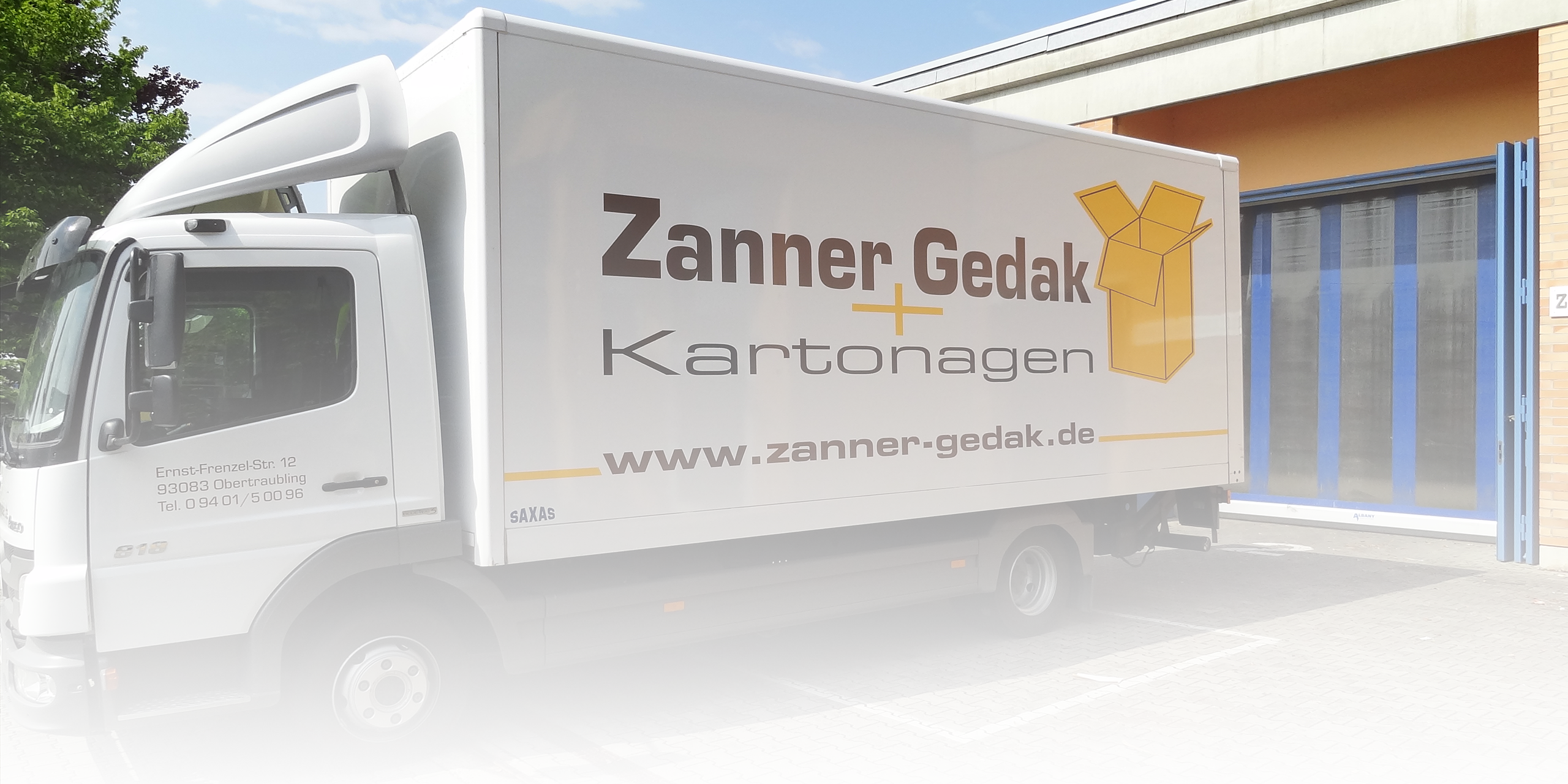 weißer LKW der Firma Zanner mit dem Logo Zanner und Gedak Kartonagen